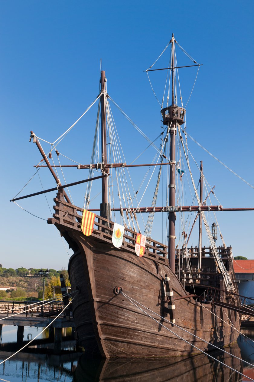 Kopier av skipene Columbus seilte til Amerika i ved El Muelle de las Carabelas, eller The Wharf of the Caravels ved Palos de la Frontera, Huelva-provinsen, Andalusia, Sør-Spania. av Unbekannt Unbekannt