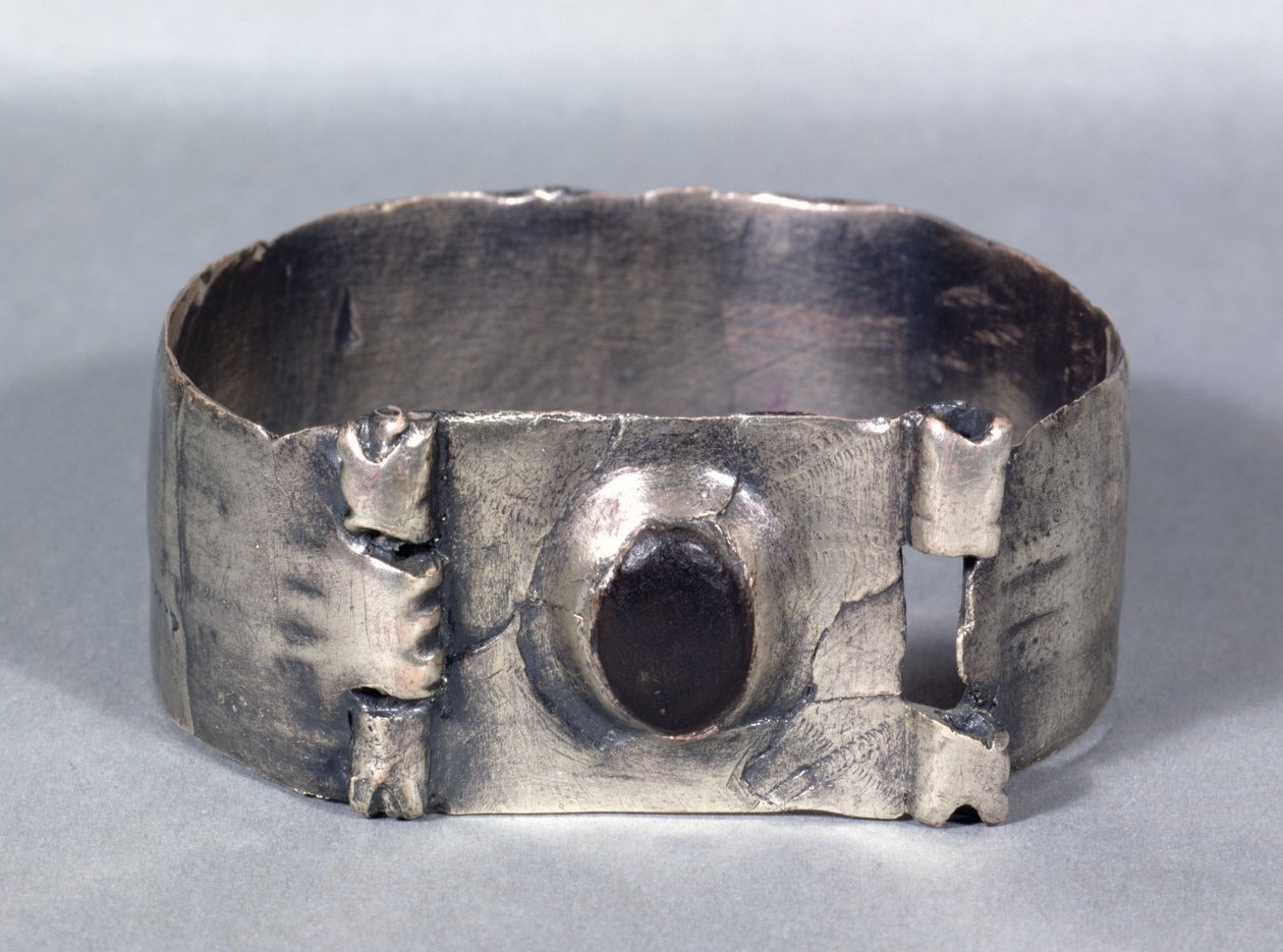 Sølvarmbånd med innfelt cabuchon-granat, fra Aesica Hoard, Great Chesters, midten av 1. til tidlig 2. århundre e.Kr. av Unbekannt Unbekannt