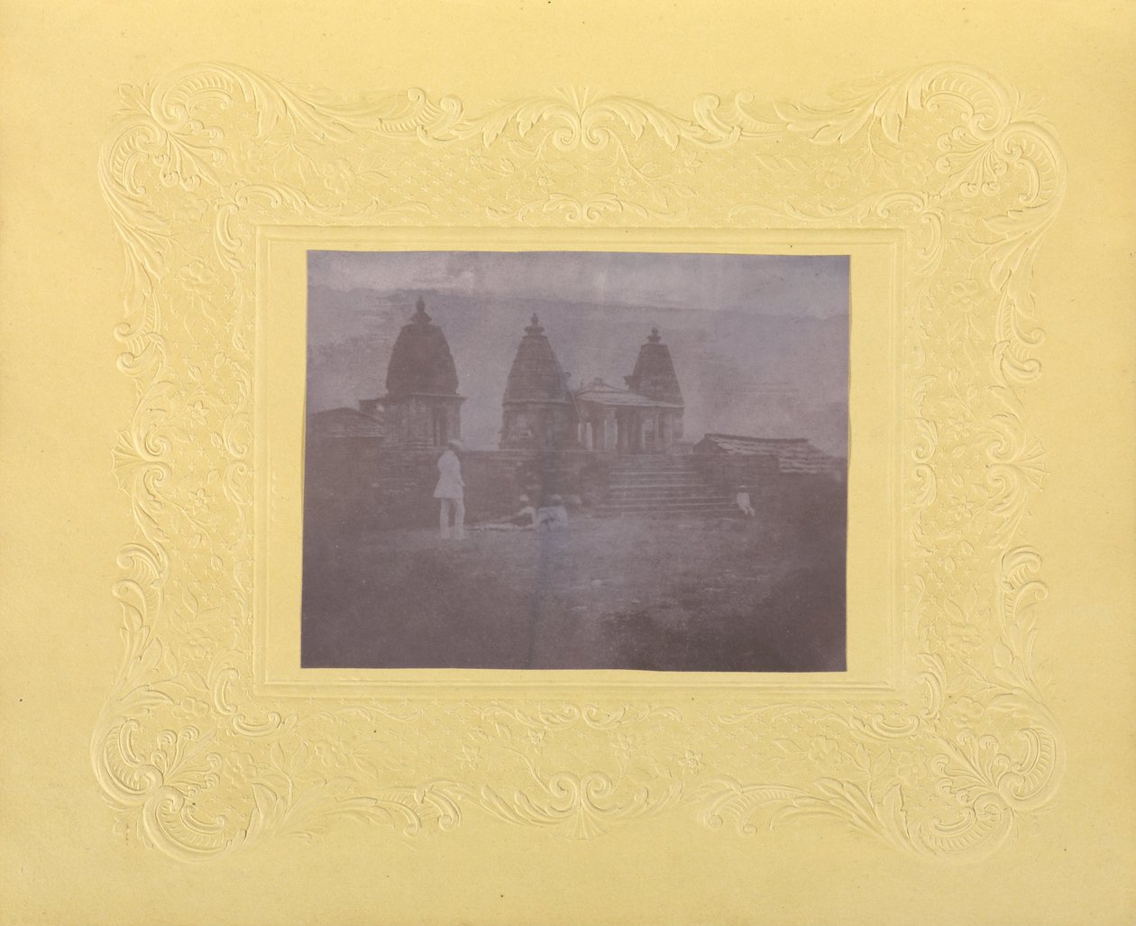Ukjent produsent, britisk, aktivt India ca 1843 - (Men Before Three Temples, India) av Unbekannt Unbekannt