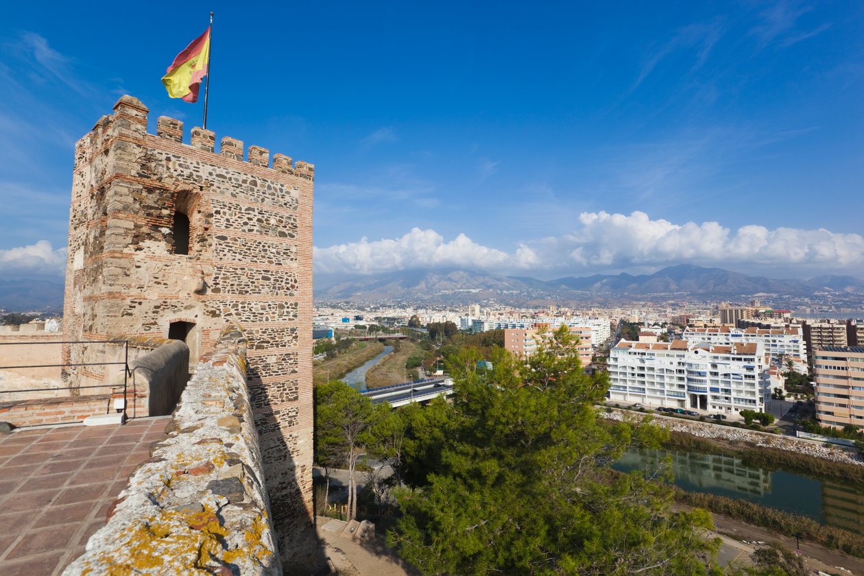 Utsikt fra Sohail Castle over Fuengirola-elven til byen av Unbekannt Unbekannt