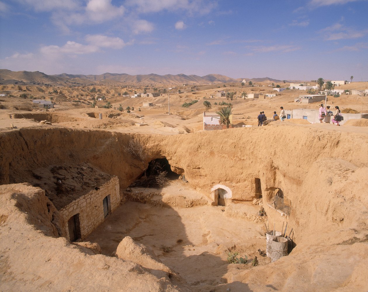 Utsikt over Berber pit-boligene (ghorfa) av Unbekannt Unbekannt