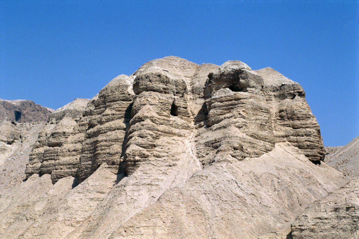 Utsikt over Qumran-hulene, der Dødehavsrullene ble oppdaget i 1947 av Unbekannt Unbekannt