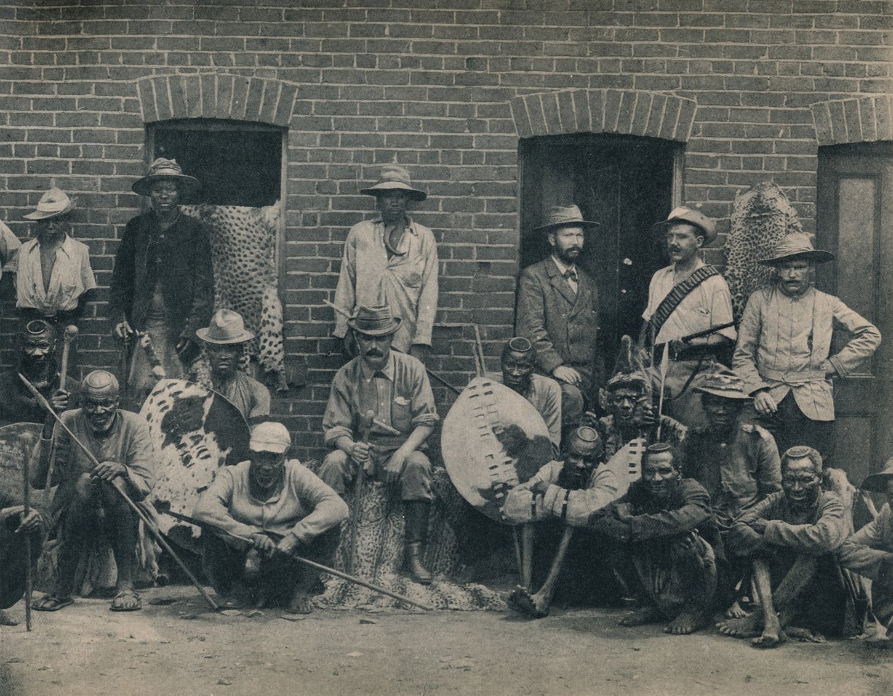 En gruppe afrikanere og zuluer, ca 1900. av Unbekannt