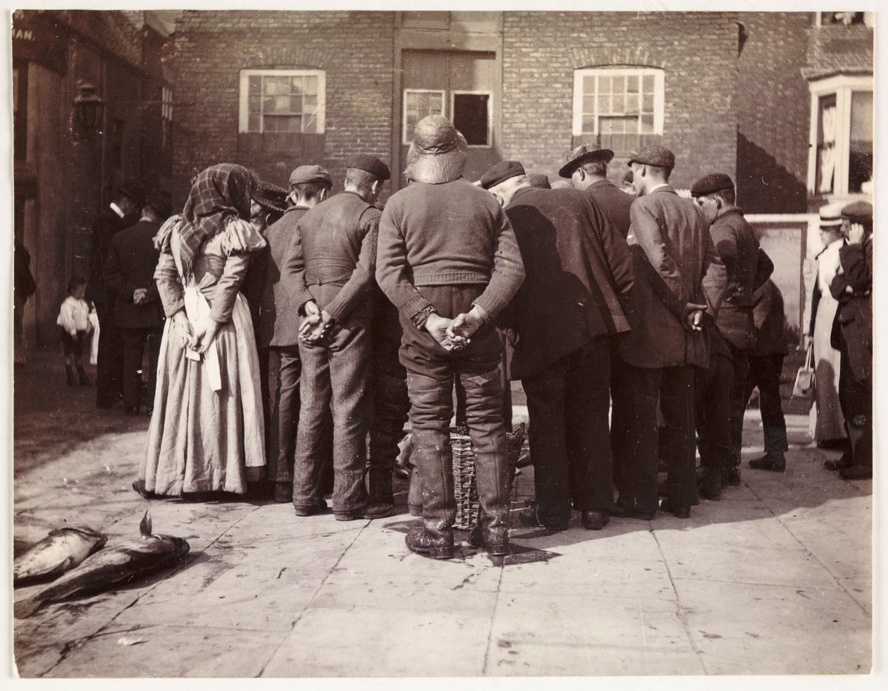 En fiskeauksjon, ca 1905 av Unbekannt