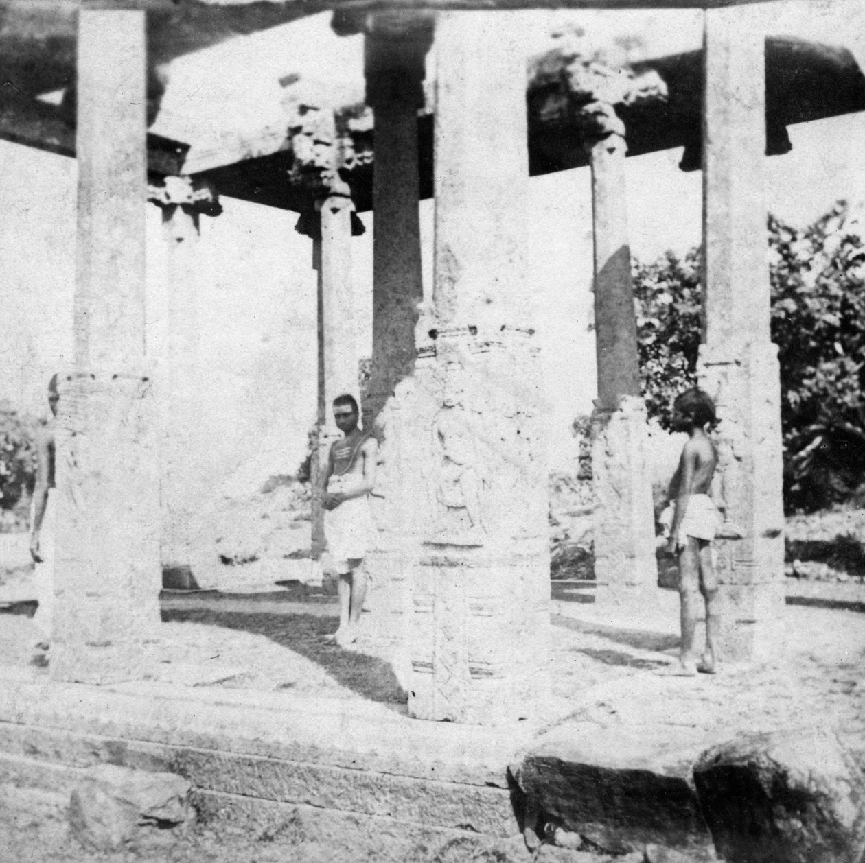 Et ødelagt tempel nær Madras, India, 1874 av Unbekannt