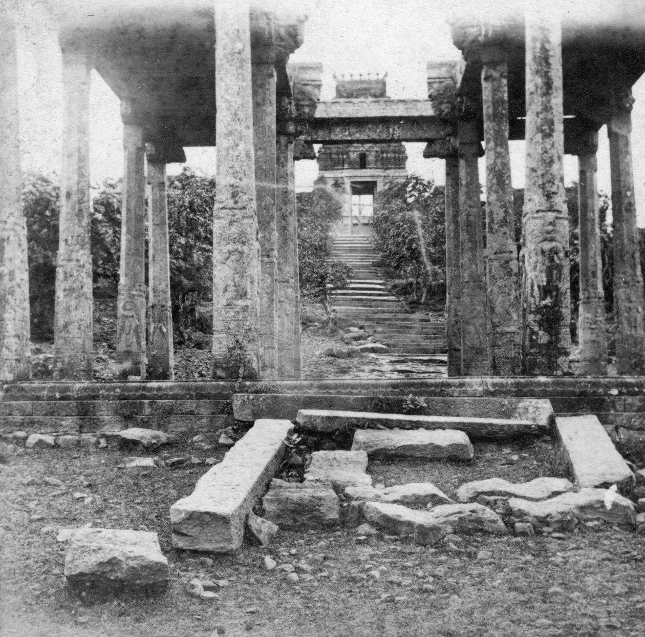 Et ødelagt tempel nær Madras, India, 1874 av Unbekannt