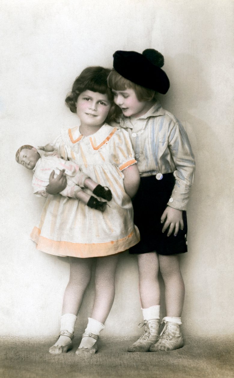 En ung jente og gutt, tidlig på 1900-tallet av Unbekannt