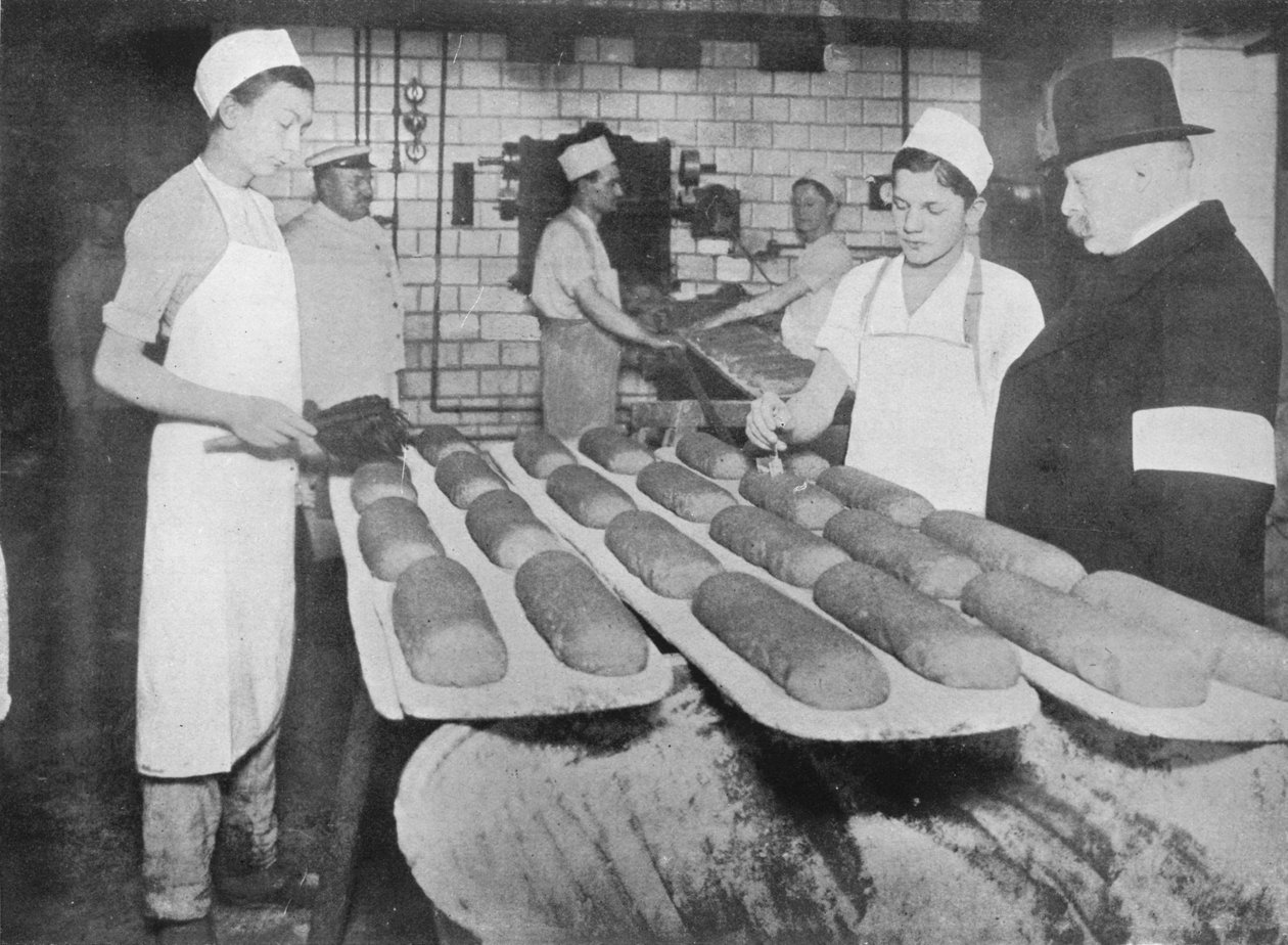 En inspektør på besøk i et bakeri i Berlin, 1915. av Unbekannt