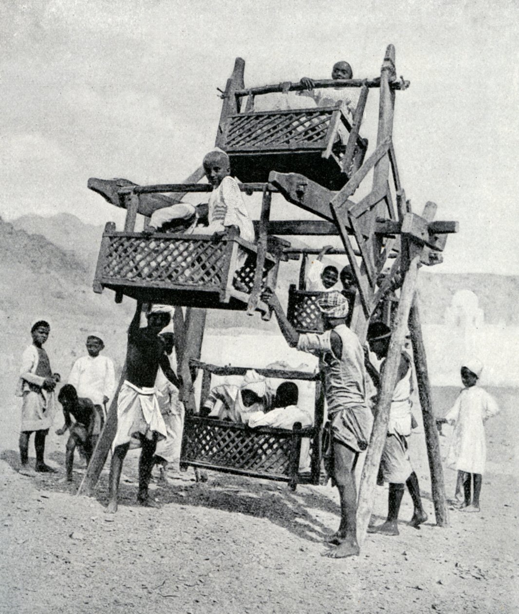 Arabiske barn nyter et stort hjul, 1922 av Unbekannt