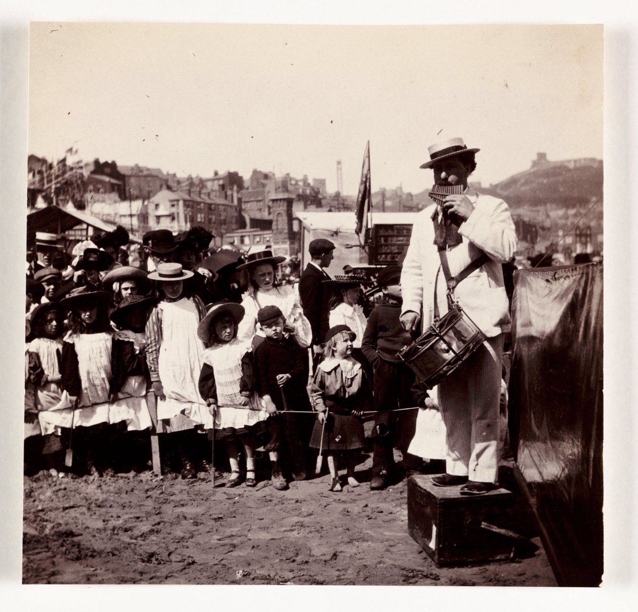 Strandunderholder, ca 1905 av Unbekannt