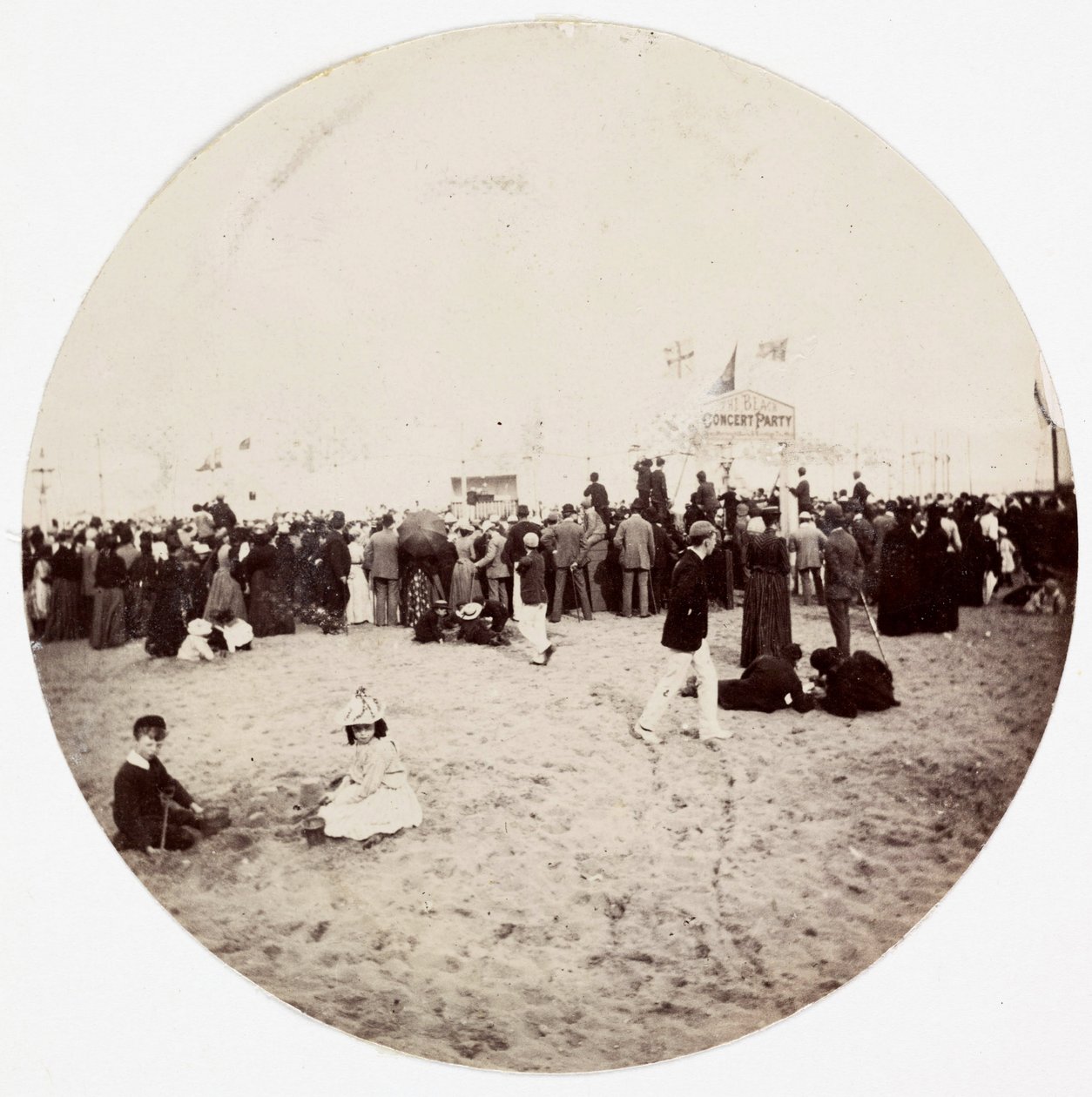 "Strandunderholdning", ca 1890 av Unbekannt