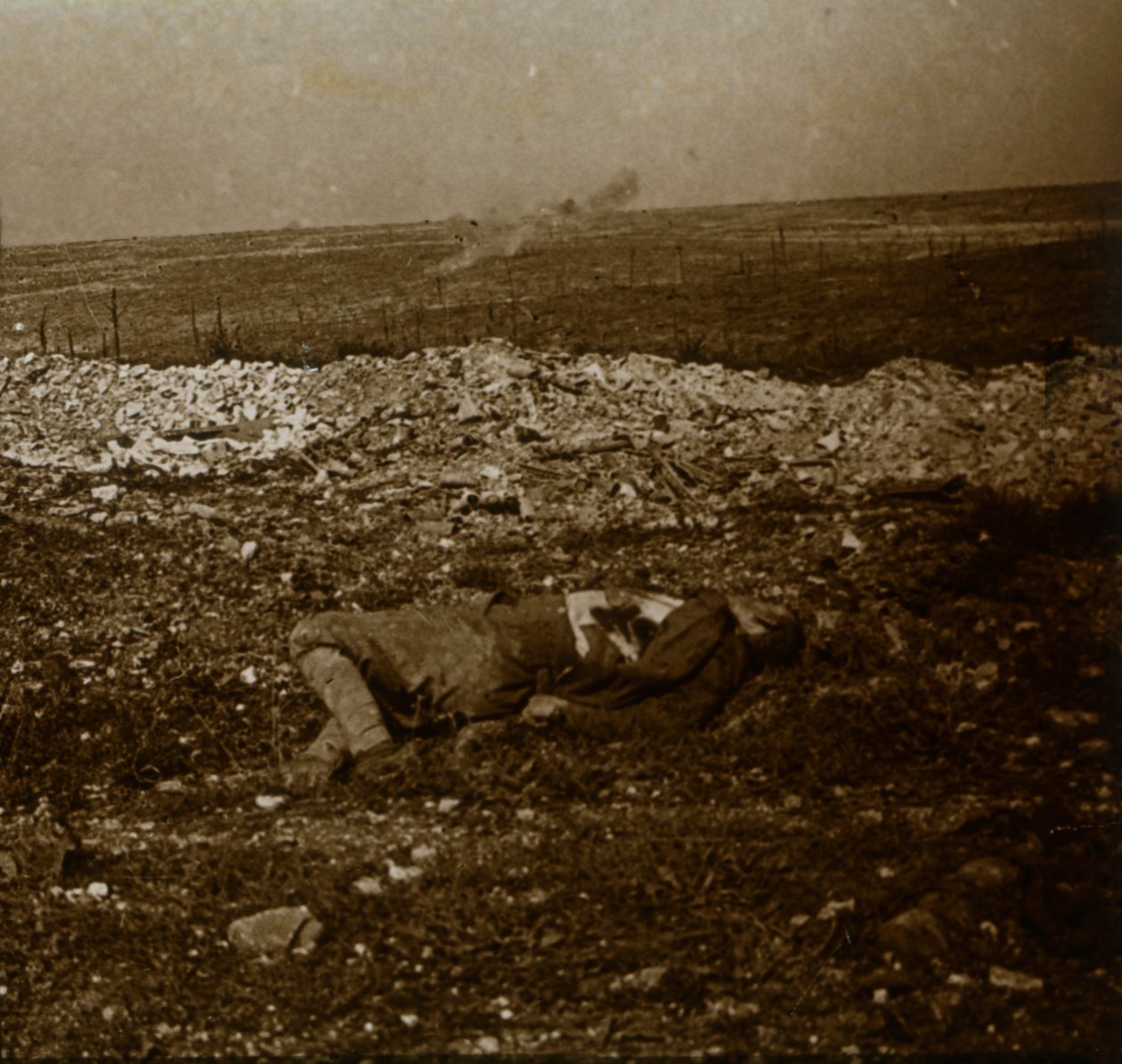 Kropp med sperreild i det fjerne, c1914-c1918 av Unbekannt