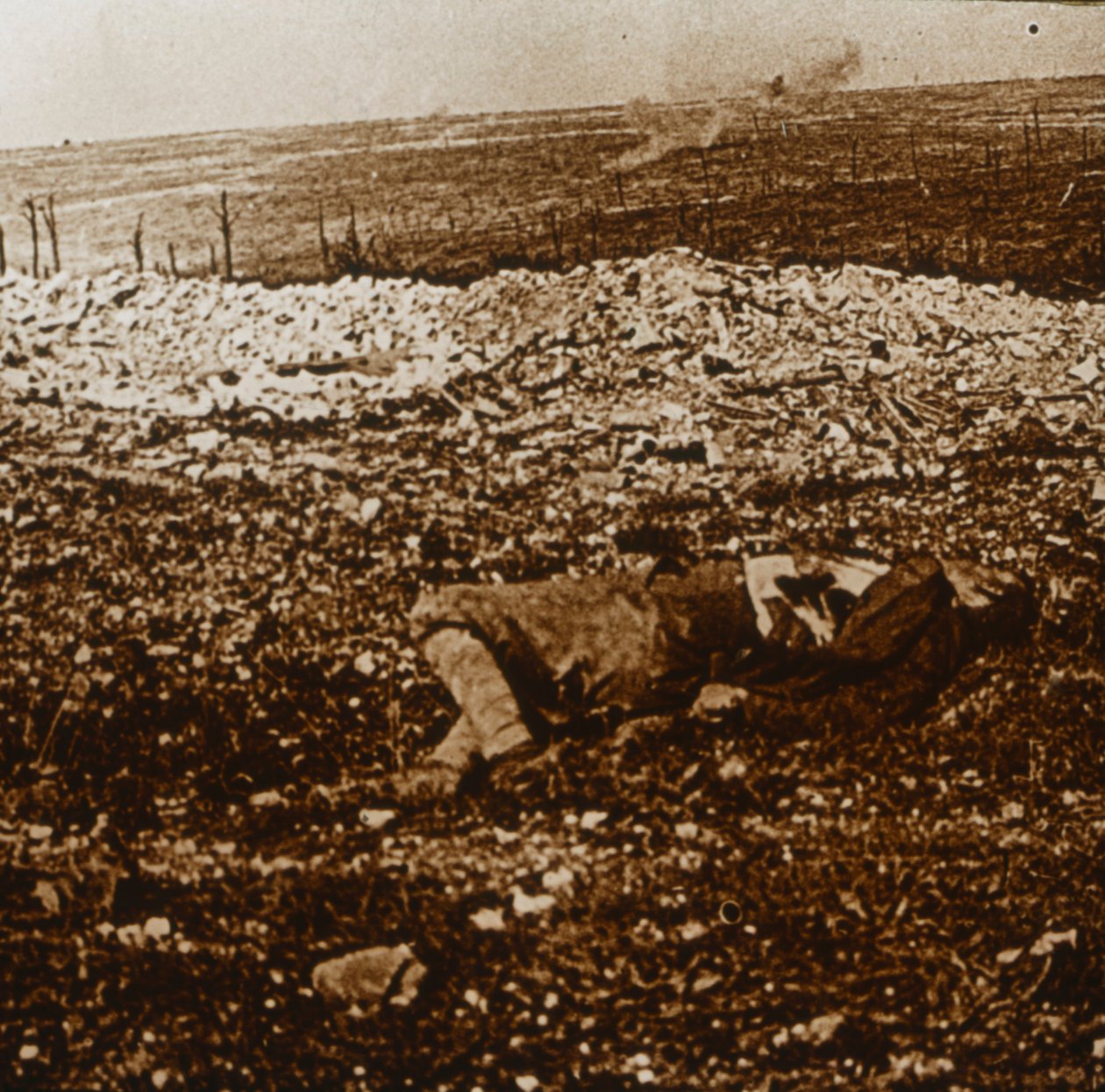 Kropp med sperreild i det fjerne, c1914-c1918 av Unbekannt
