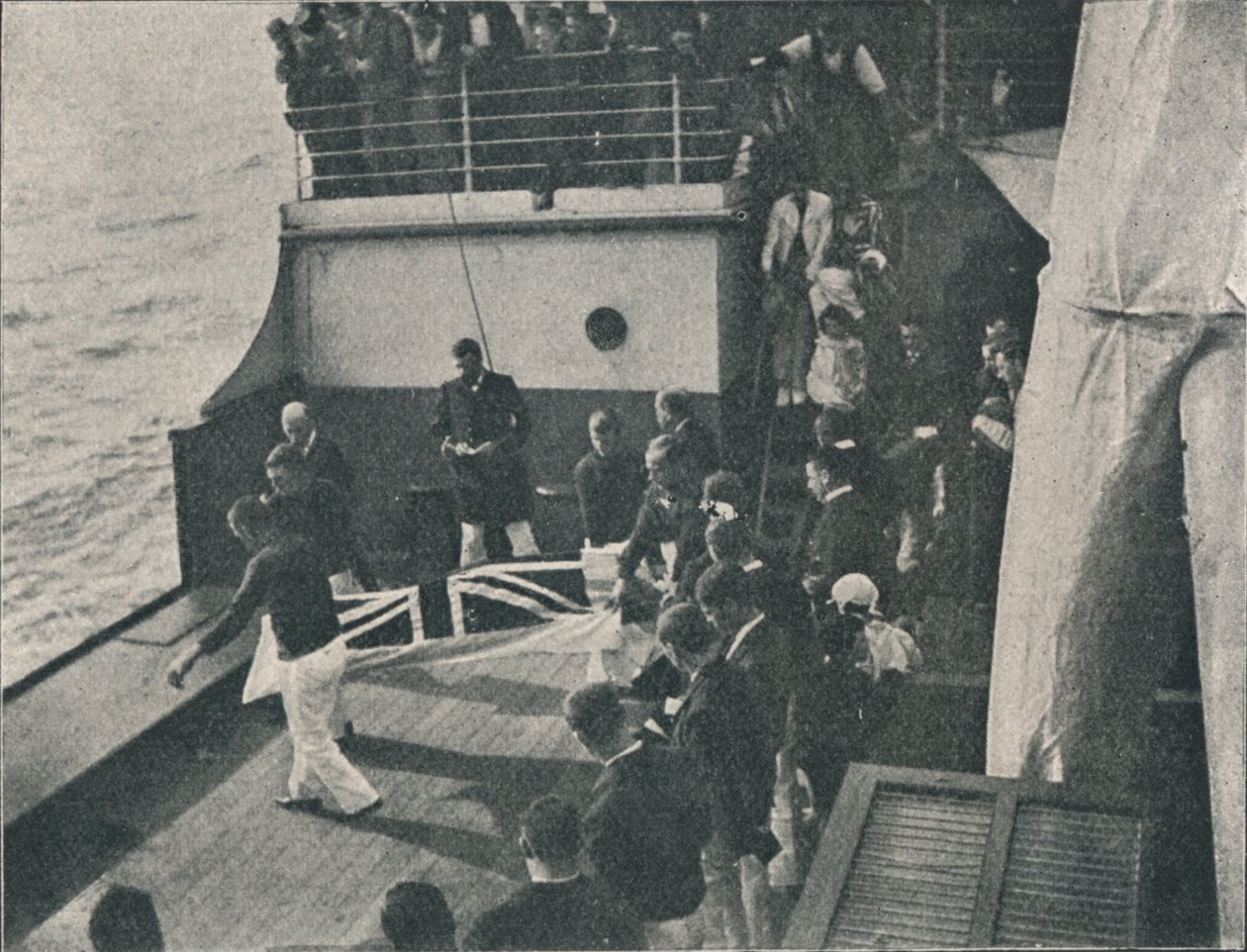 Bringing the Body on Deck, c1900, 1910 av Unbekannt