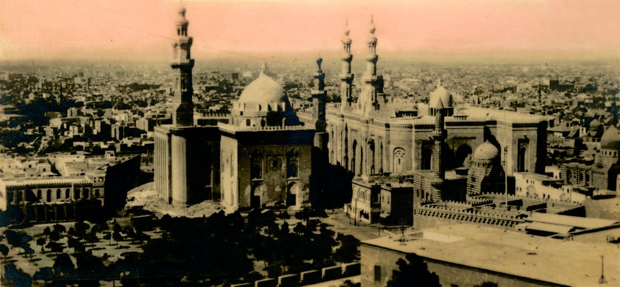 Kairo: Generell utsikt og Sultan Hassan-moskeen, c1918-c1939. av Unbekannt