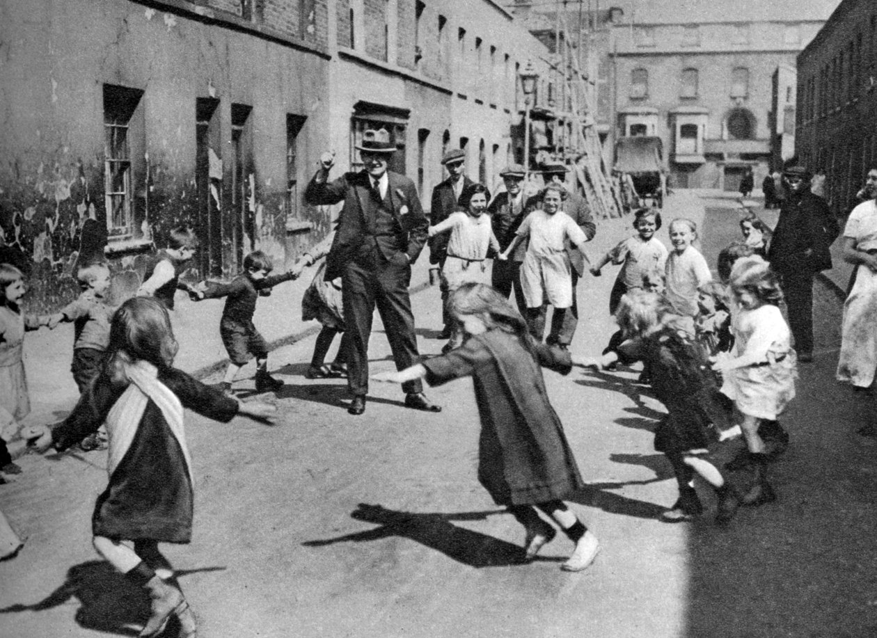 Barn som danser på gaten, London, 1926-1927 av Unbekannt