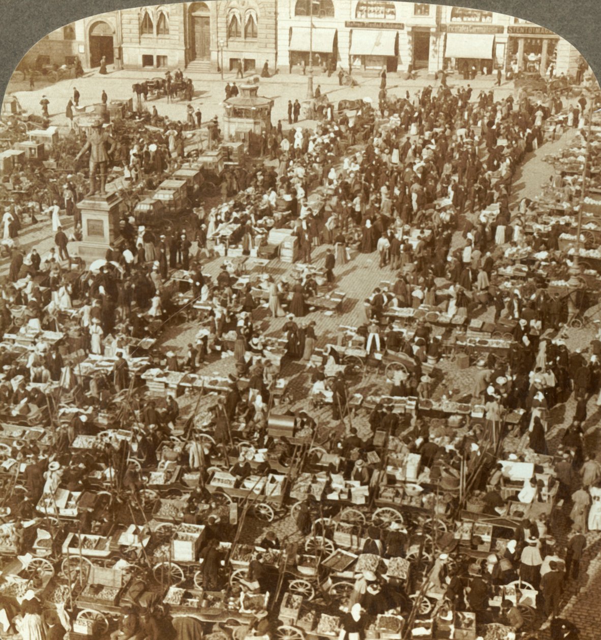 Christianias største marked, Norge, ca 1905. av Unbekannt