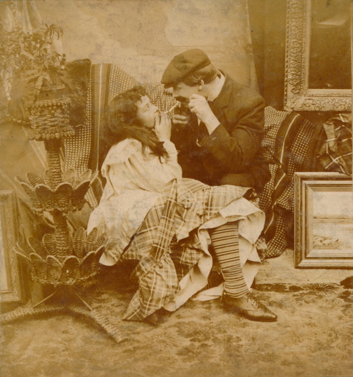 Par som tenner en sigarett fra hverandre, 1900 av Unbekannt