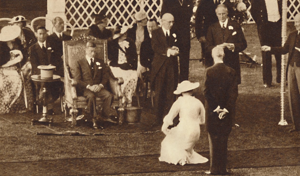Curtsy til kongen hennes, 1937 av Unbekannt