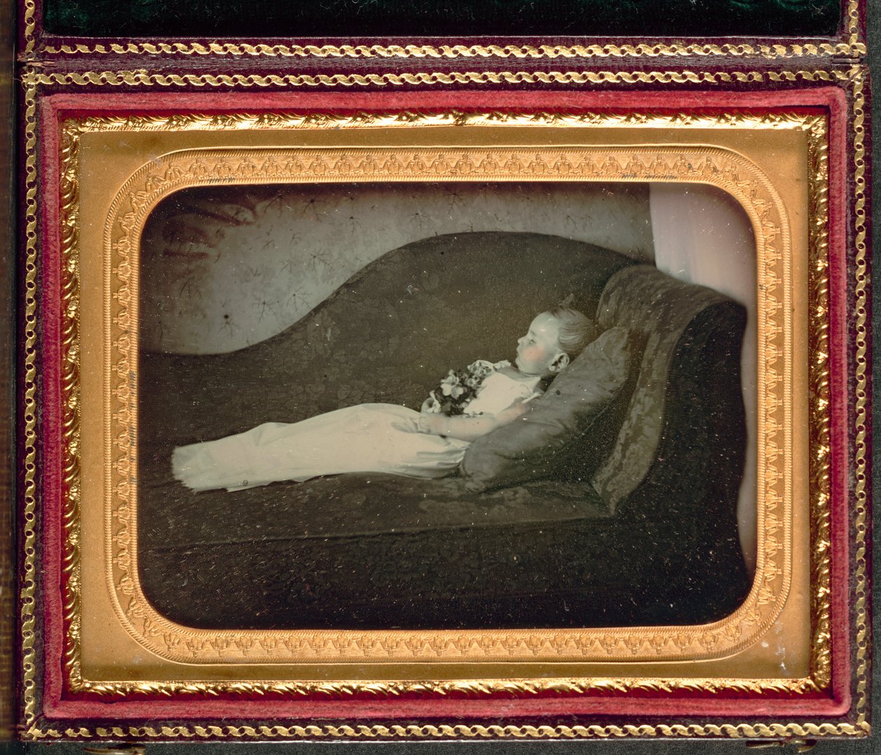 Dødt barn på en sofa, ca. 1855. av Unbekannt