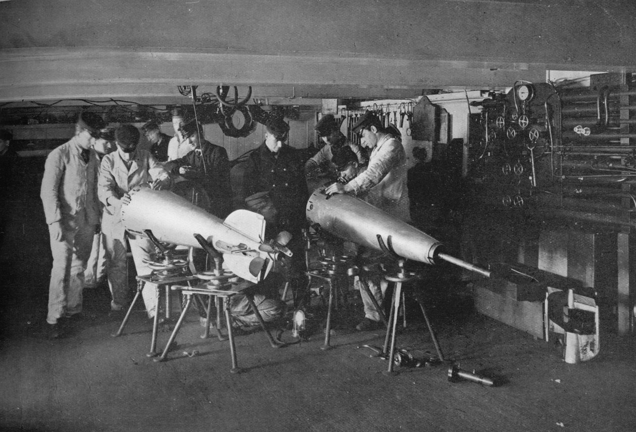 Undersøker en torpedo, 1914 av Unbekannt