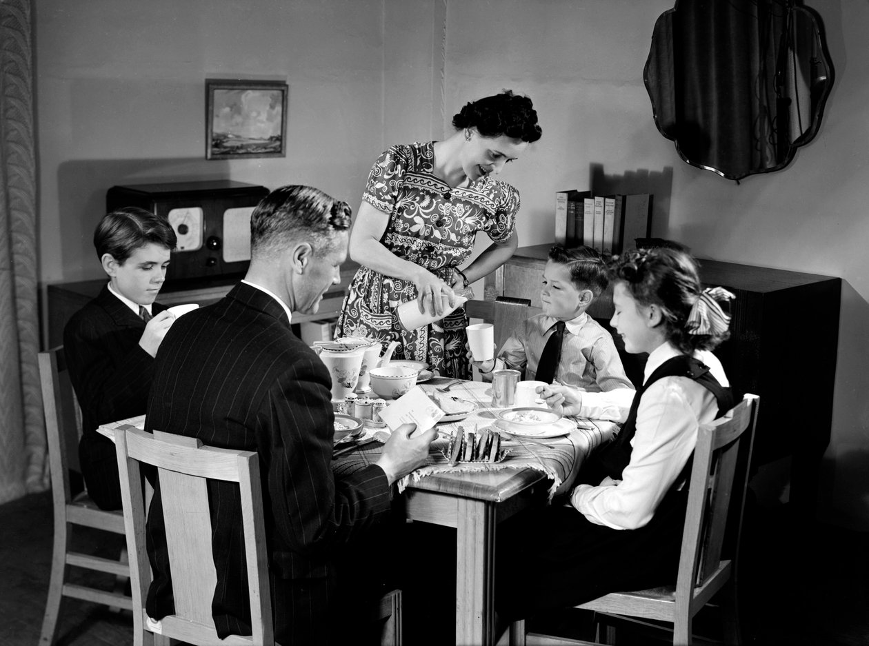 Familie til frokost, ca 1948 av Unbekannt