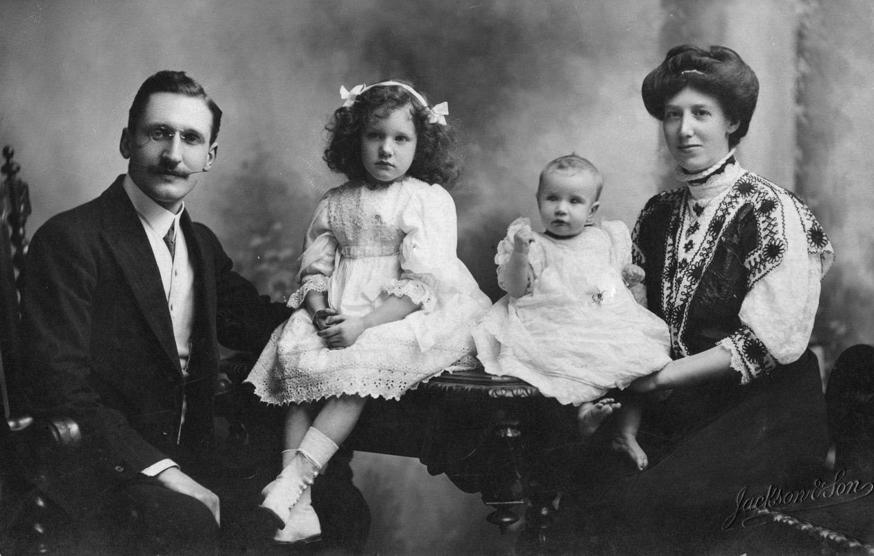 Familieportrett, c1900-c1910-tallet av Unbekannt