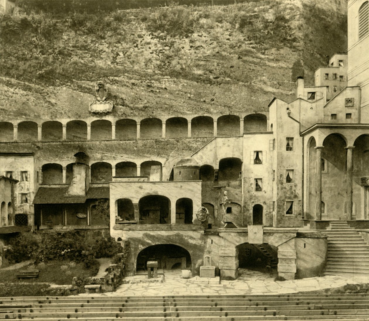 Faust Town i Felsenreitschule, Salzburg, Østerrike, c1935. av Unbekannt