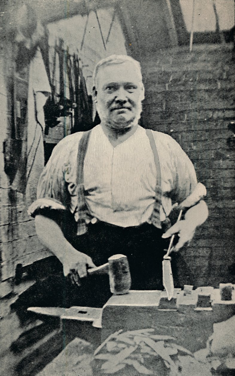 Forging a Blade, c1917 av Unbekannt