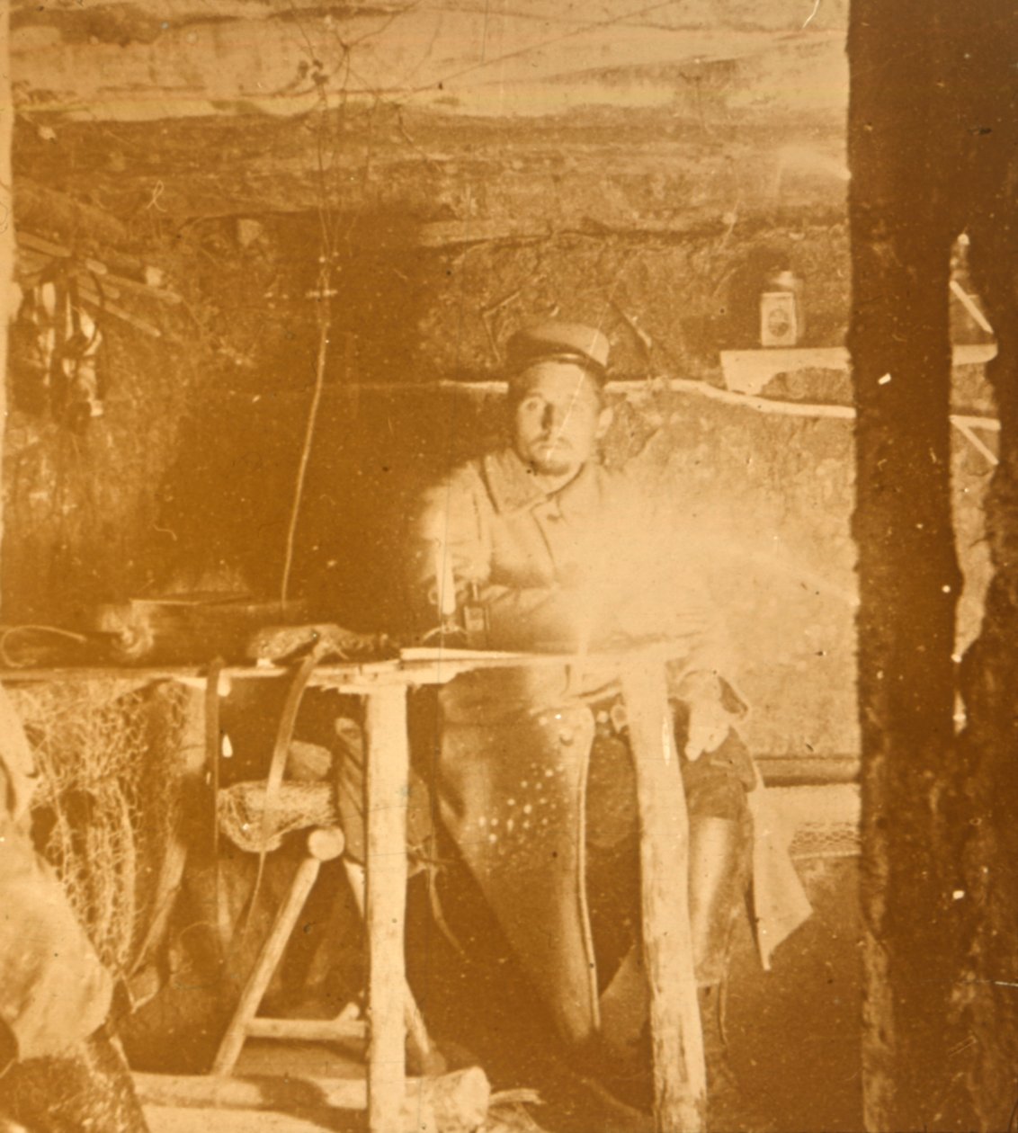 Fransk soldat under jorden, c1914-c1918 av Unbekannt