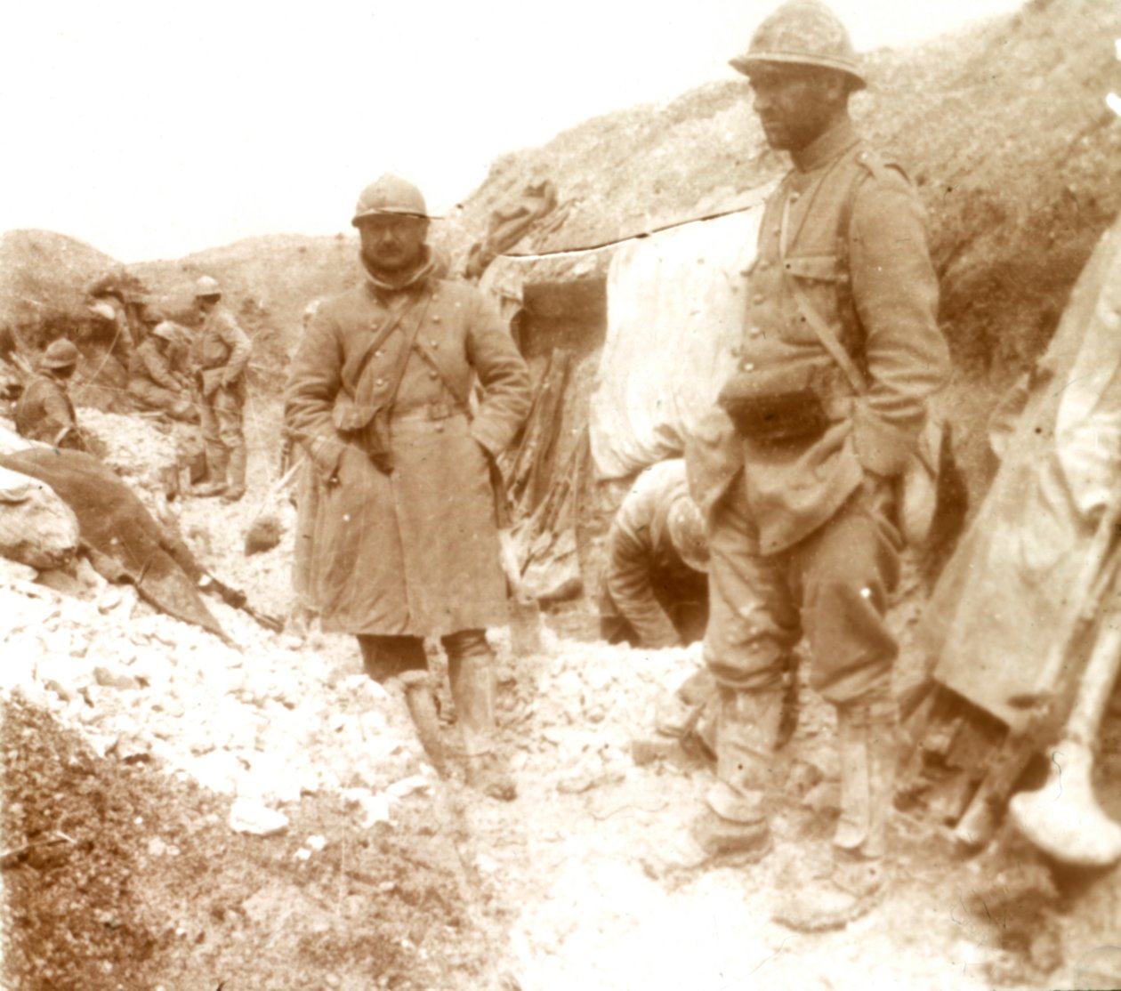 Franske soldater ved en fanget tysk skyttergrav, c1914-c1918 av Unbekannt