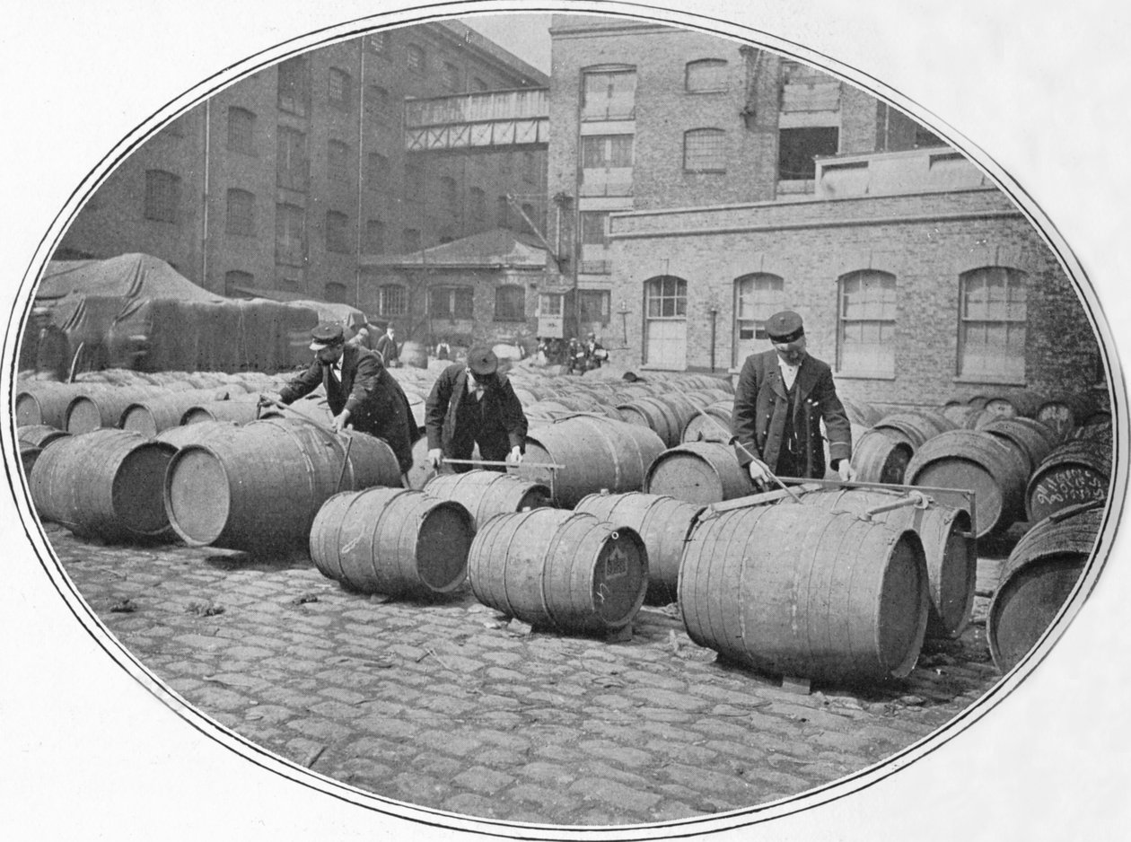 Måling av vinfat ved London Docks, c1900 1901 av Unbekannt