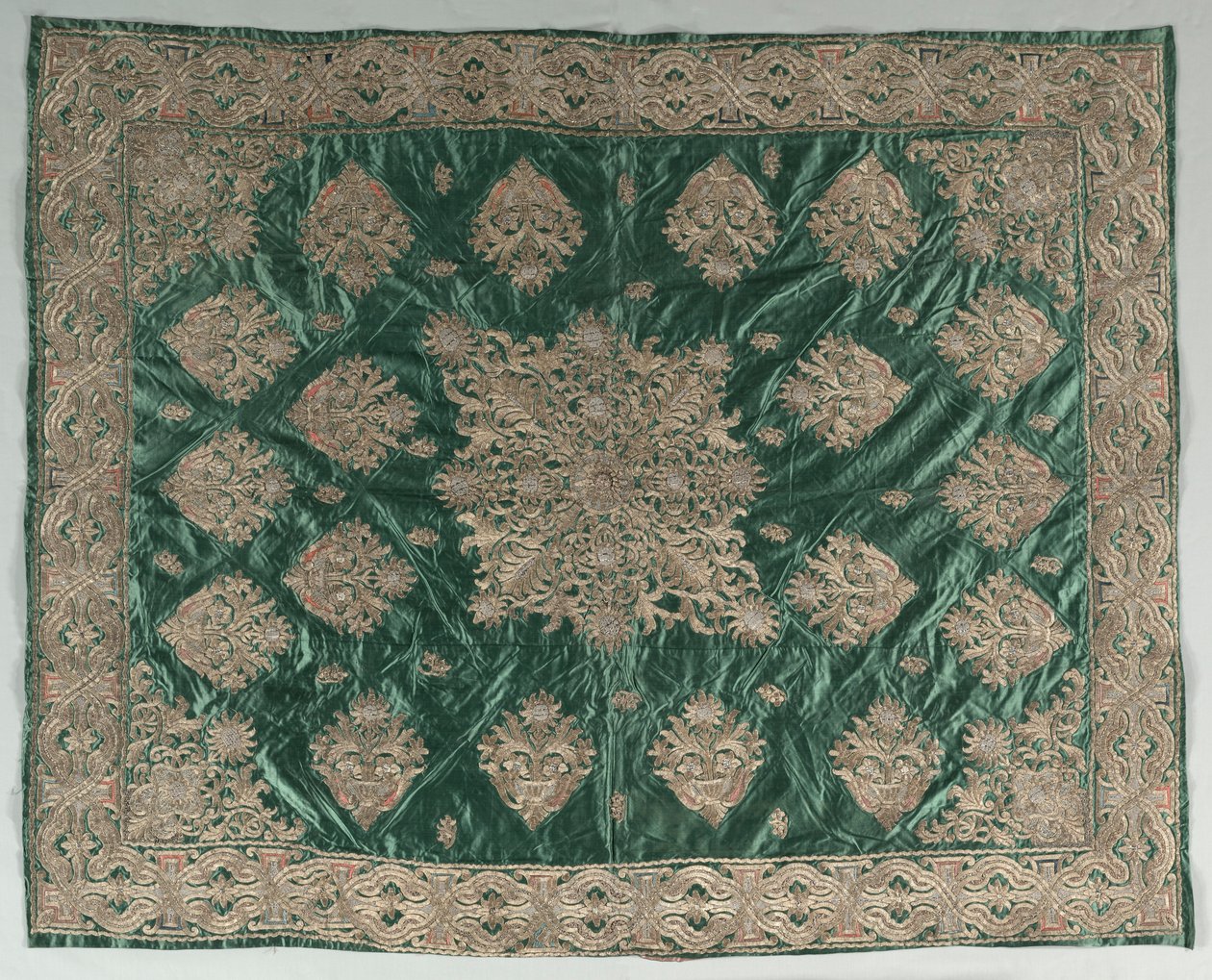 Brodert omslag med gulltråd, 1800-tallet. av Unbekannt