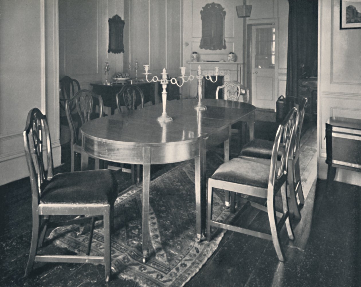 Hepplewhite mahogni spisestuemøbler, 1760-1770, 1928 av Unbekannt