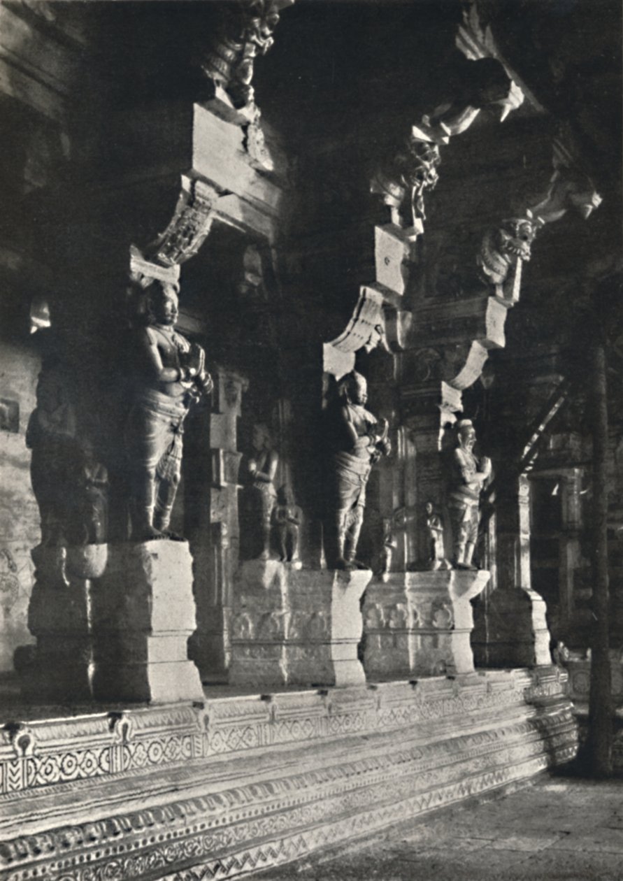 Interiør i et hinduistisk tempel, Ceylon, 1926 av Unbekannt