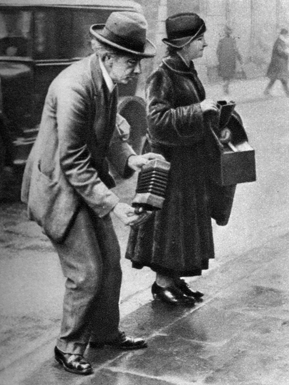 Concertina-spiller på kantlinjen, Holborn, London, 1926-1927 av Unbekannt