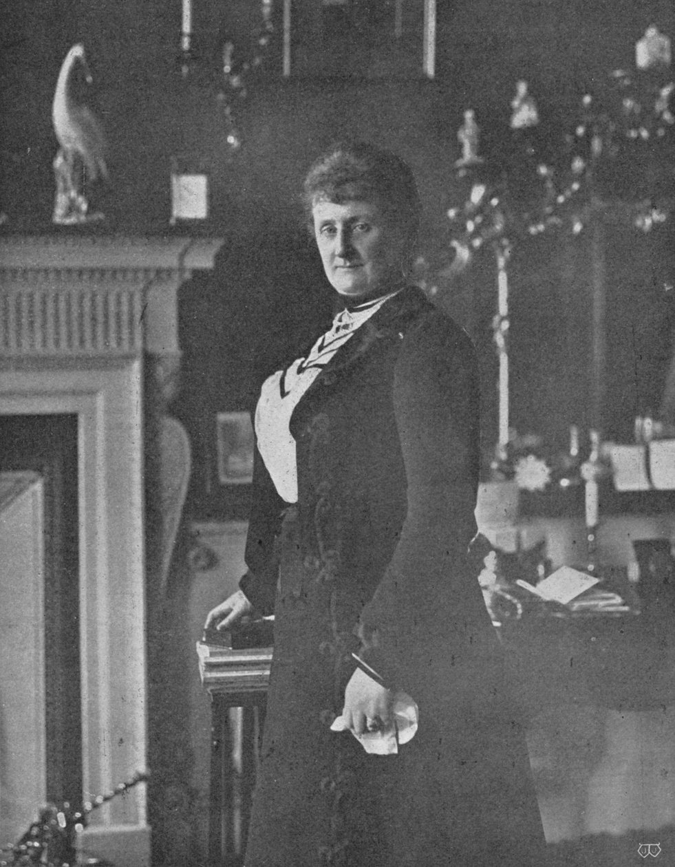 Lady Lansdowne ved skrivebordet hennes, c1903, 1903 av Unbekannt