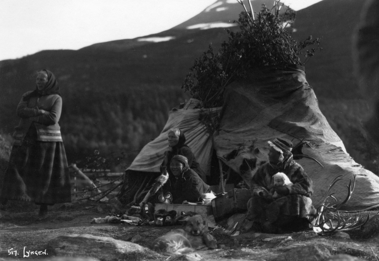Lokale kvinner, Lyngen, Nord-Norge, c1920-c1930s av Unbekannt