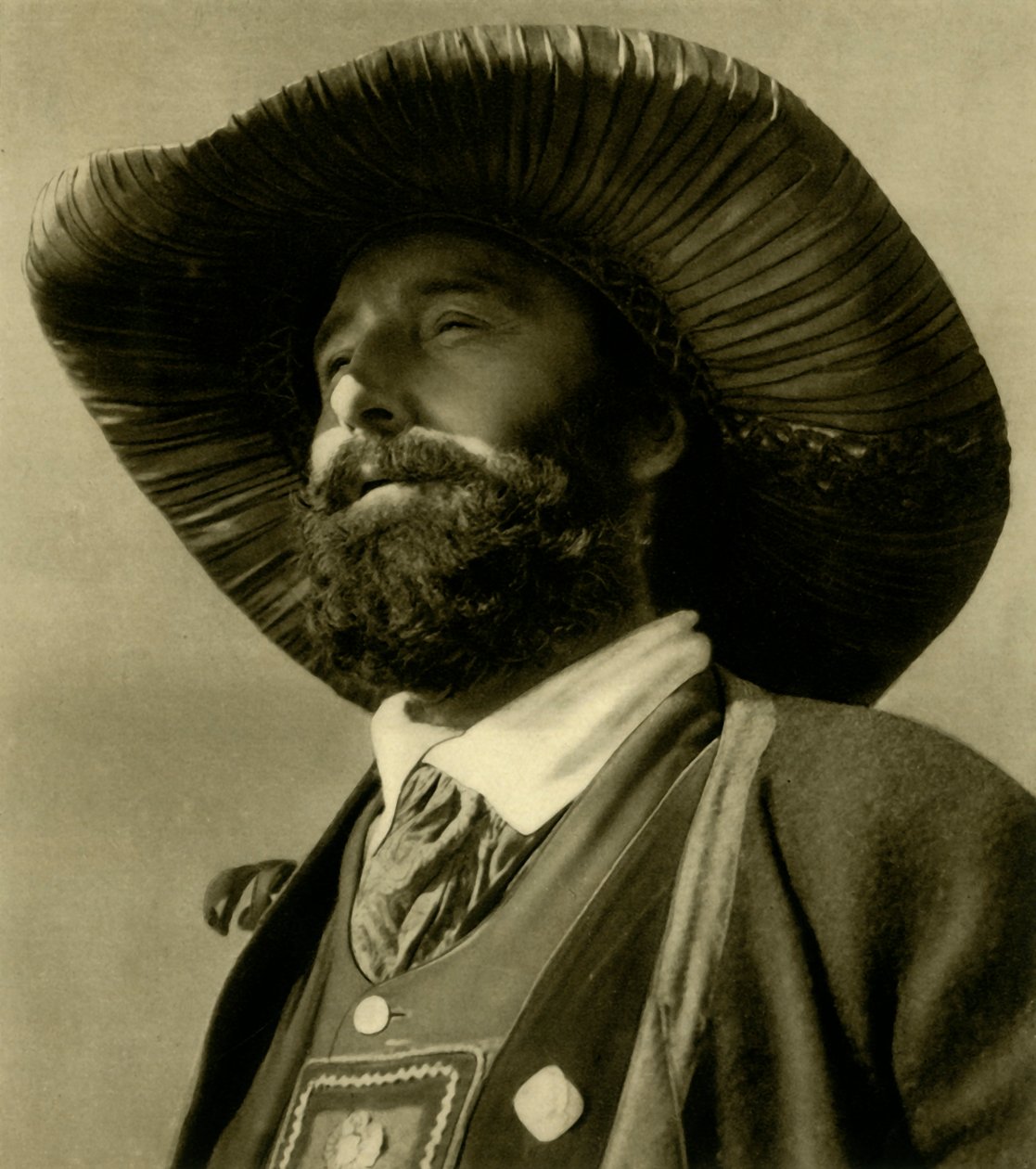 Mann i tradisjonell drakt, Tyrol, Østerrike, c1935. av Unbekannt