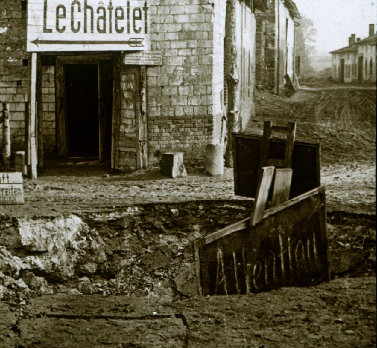 Mined crossroads, Le Chatelet, Frankrike, c1914-c1918 av Unbekannt