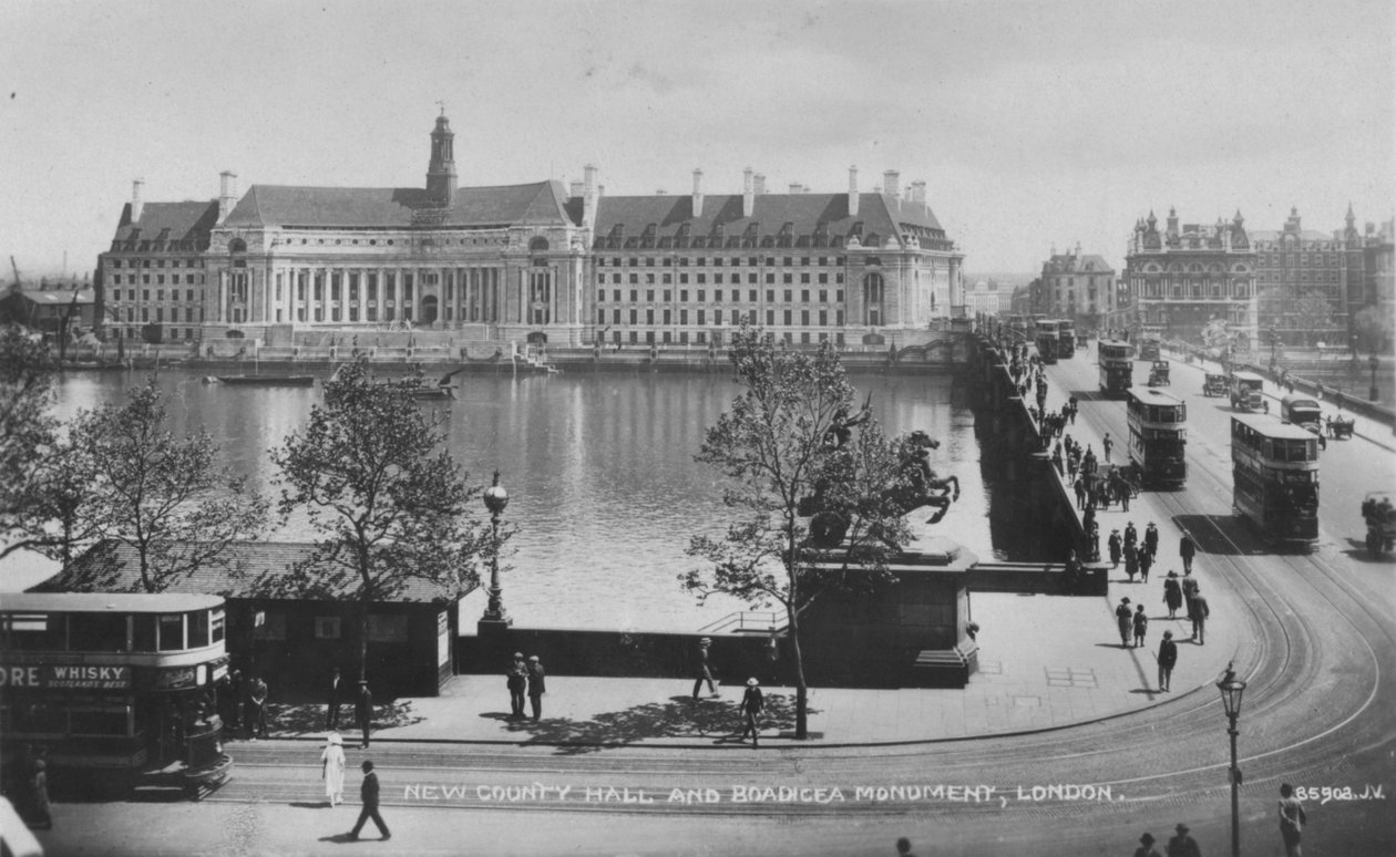 New County Hall and Boadicea Monument, London, c1925 av Unbekannt