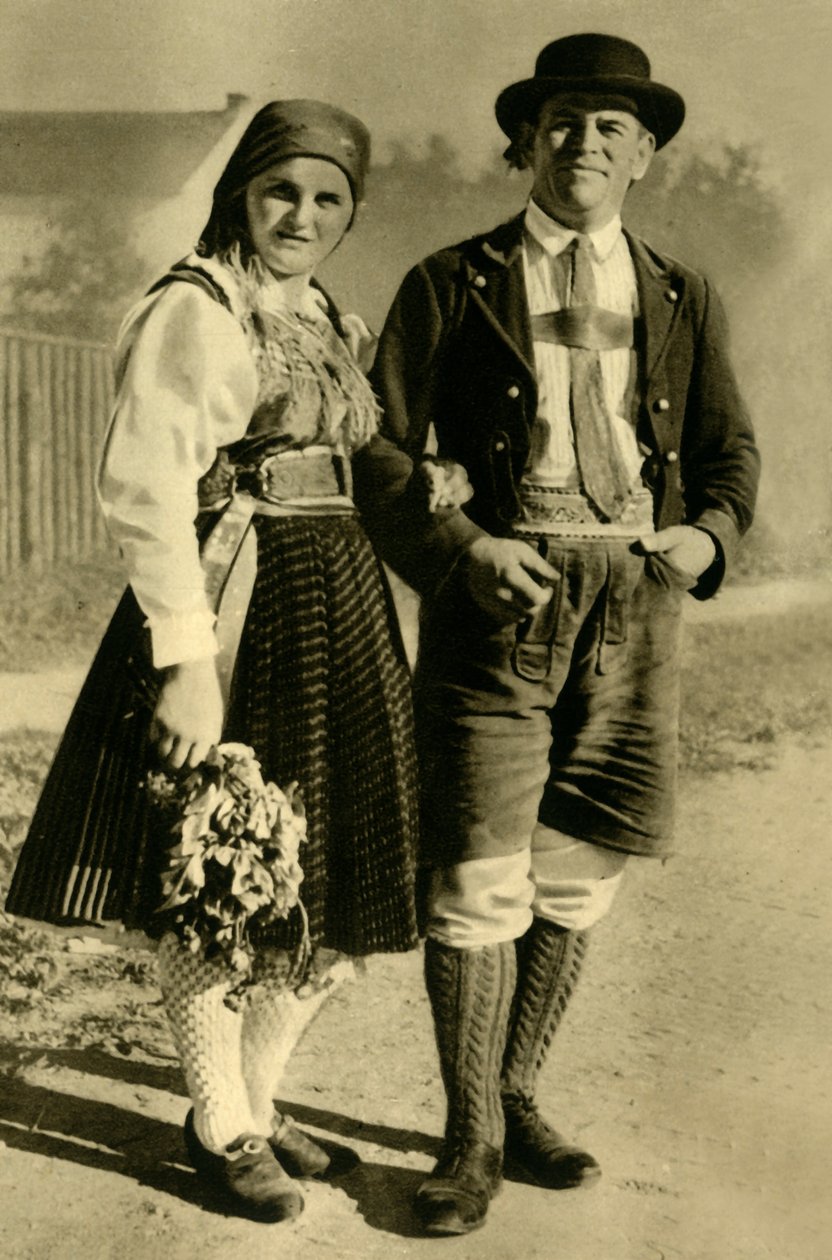 Nygifte i tradisjonell drakt, Kärnten, Østerrike, c1935. av Unbekannt
