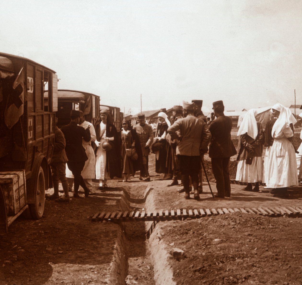 Sykepleiere og Røde Kors ambulanser, c1914-c1918 av Unbekannt
