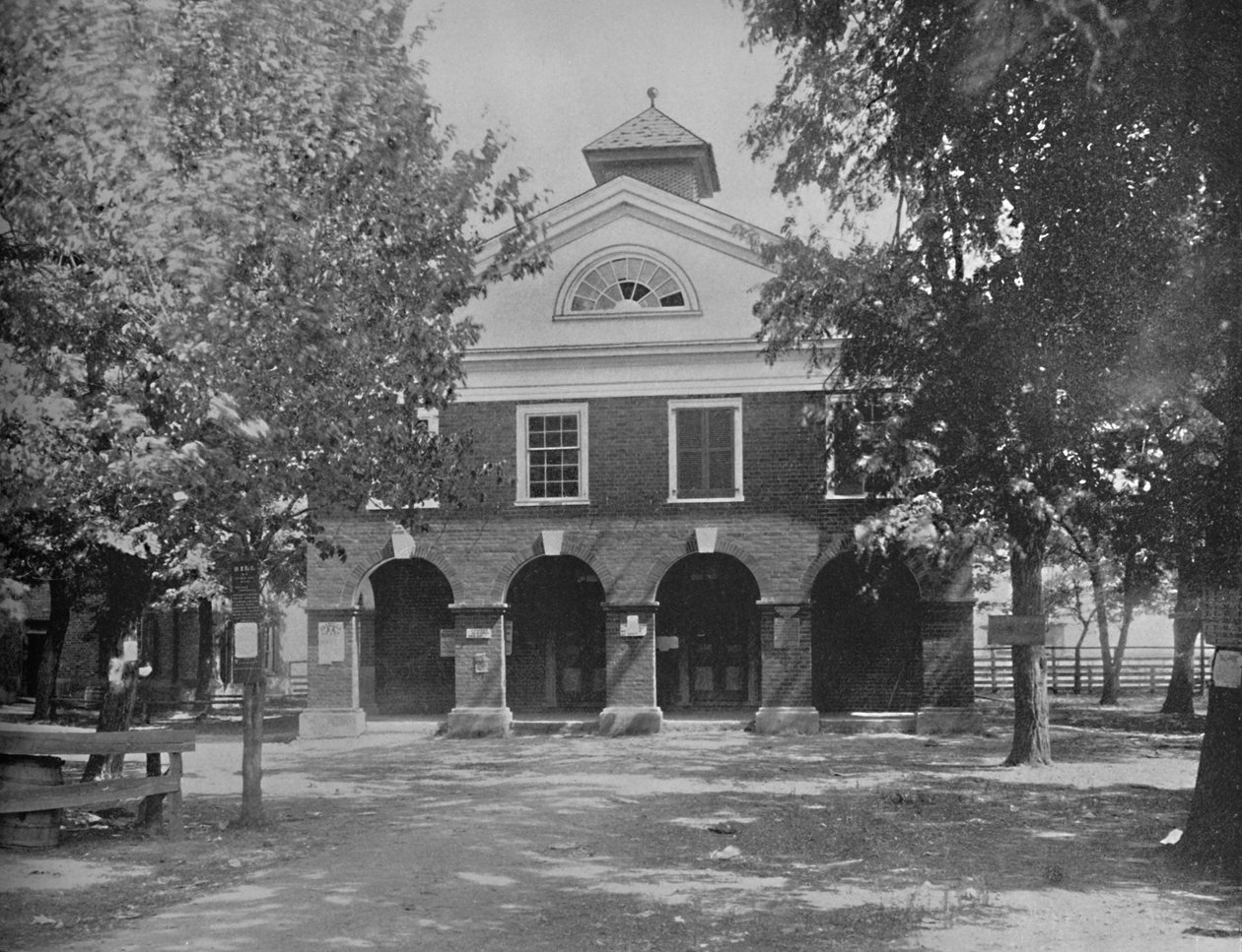 Old Court House, Bowling Green, Virginia, c1897. av Unbekannt