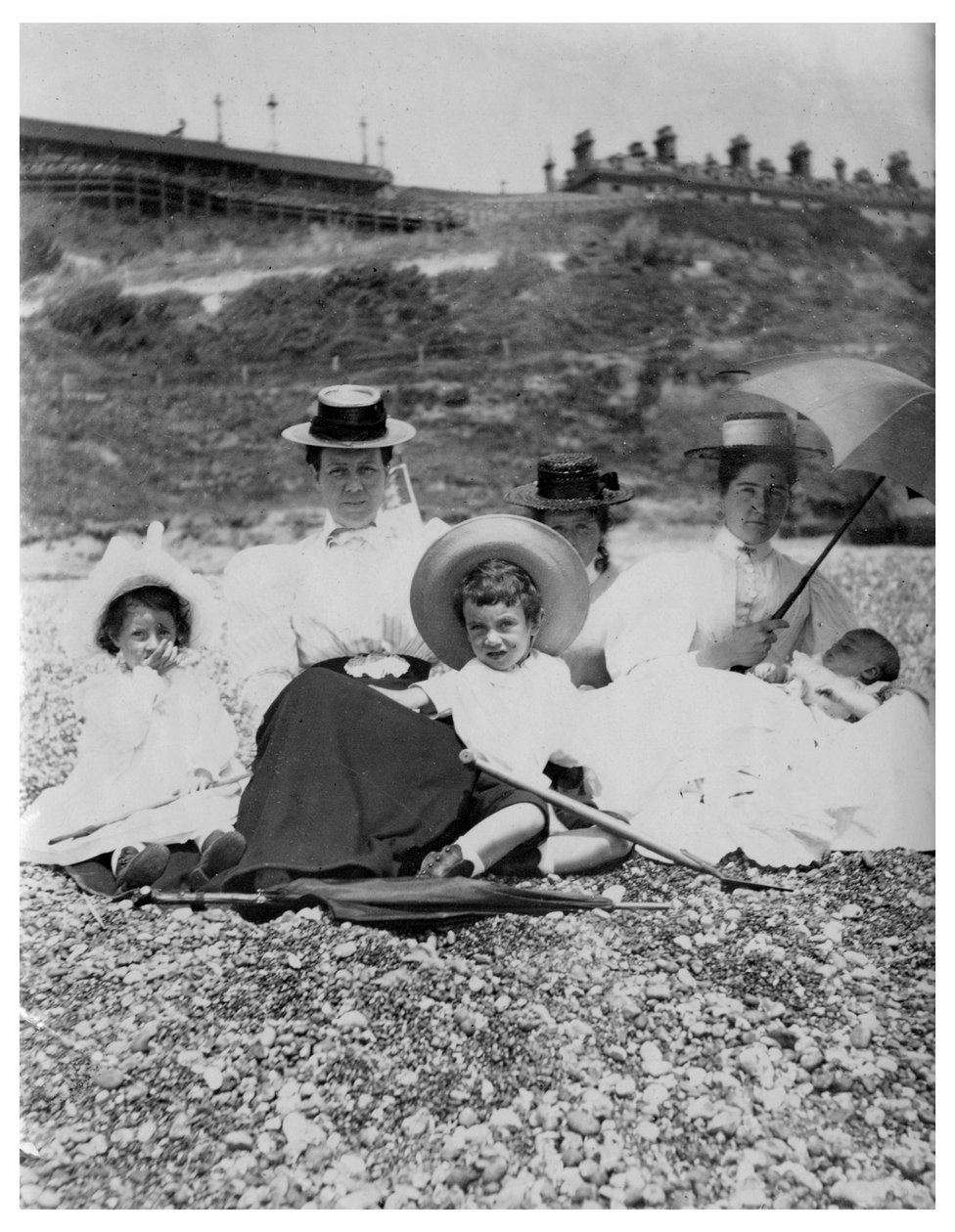 Folk på en strand, ca 1890-1909 av Unbekannt