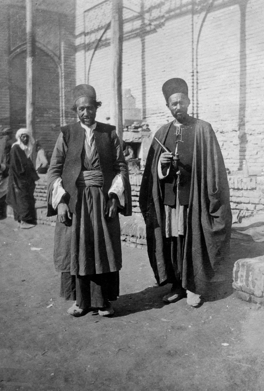 Persian pilgrims outside Kazimain mosque, Iraq, 1917-1919 av Unbekannt