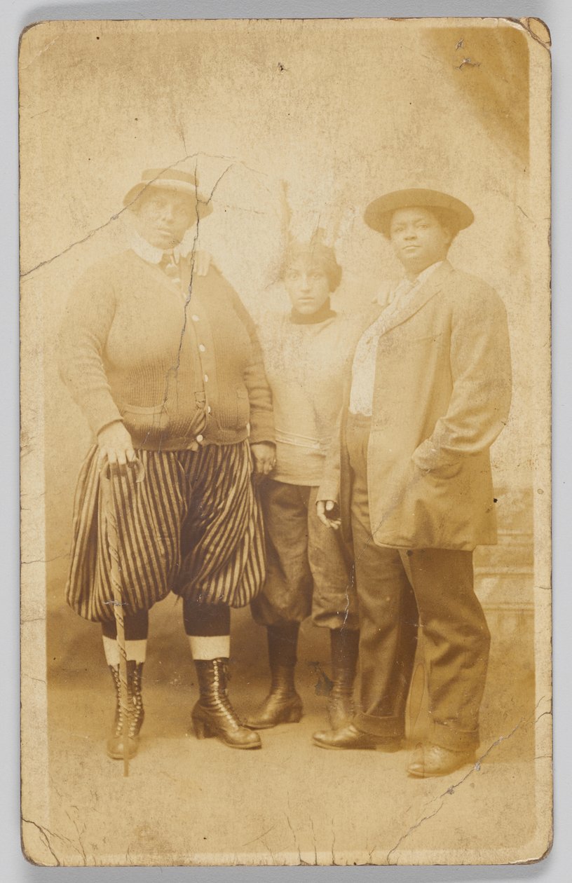 Fotografisk postkort av tre uidentifiserte kvinner, 1904-1918. av Unbekannt