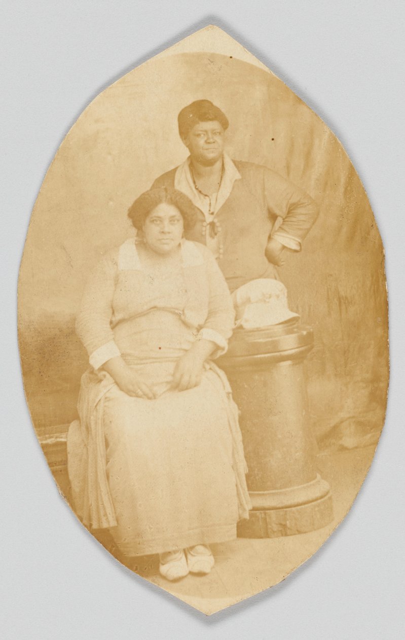 Fotografisk postkort av to uidentifiserte kvinner, 1918-1930. av Unbekannt