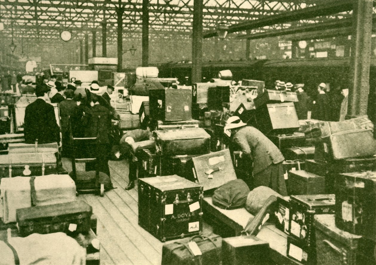 Hauger med bagasje på Charing Cross Station, 1930. av Unbekannt