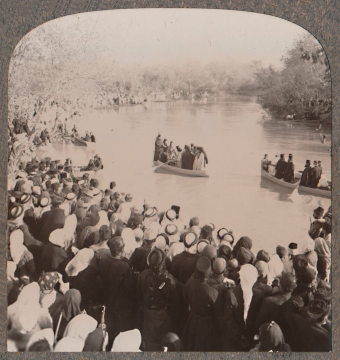 Prester som velsigner Jordan, ca 1900 av Unbekannt